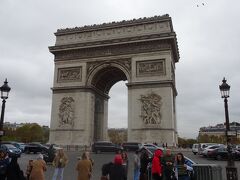さて、近くまで来ました。

これぞ、パリですね。

ここ、翌日にも来ましたが、何とフェンスで囲まれてしまっていました。凱旋門がちゃんと撮影できる場所ですし、この日に来ておいてよかったです。

これで、本日の空き時間は終了。その後、２２時まで仕事をしておりました。

つづく）