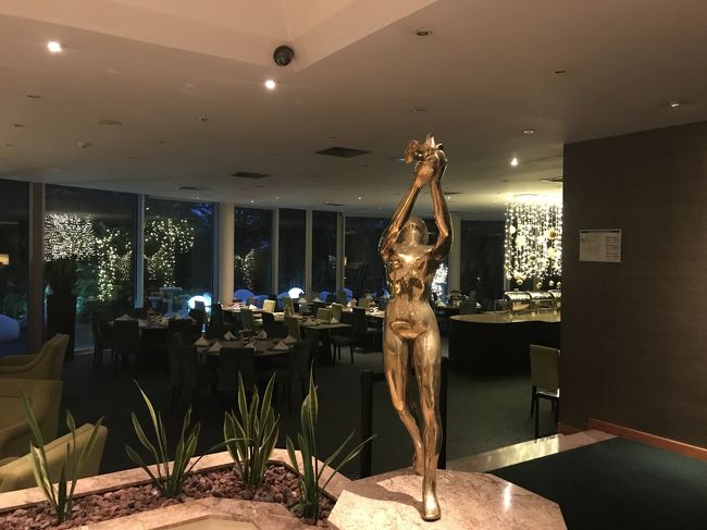 ポルトのホテルはHF IPANEMA PARKという名前。<br />ブラジルの名所イパネマを冠しているのはいかにもポルトガルです。<br />ロビーの様子です・