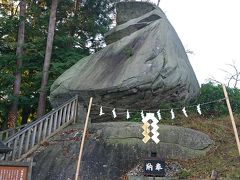 桜山神社にある鳥帽子岩
デカイ( ☆∀☆)掘ってたら出てきたんだってぇ～
