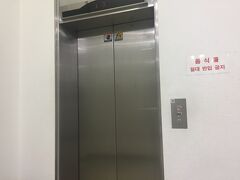 仁川に着いてそのままホテルに向かいました。

空港から1時間40分空港鉄道に揺られ、

ソウル駅で４号線への乗り継ぎにだいぶウォーキングをし、

私の万歩計は20000歩突破。

そして明洞隣の忠武路(チュンムロ)駅に18時すぎに到着。
から徒歩５分ほどのゲスハ。

「ロードハウス明洞」
二泊で9000円(二段ベッド個室・トイレシャワー付き)、やすっ！

初めて来る方にはオススメしませんが、
寝るだけで良いのなら。

コスパは良いです。

○駅から近い、明洞にも東大門にも乗り継ぎなしで近くてこの価格
○セキュリティしっかりしてそう
○ファミリーも利用している
×壁が薄い
×すごく綺麗というわけではない
×めちゃ乾燥してる

印刷屋さんが数十軒を連ねる、なかなかユニークな街でした。