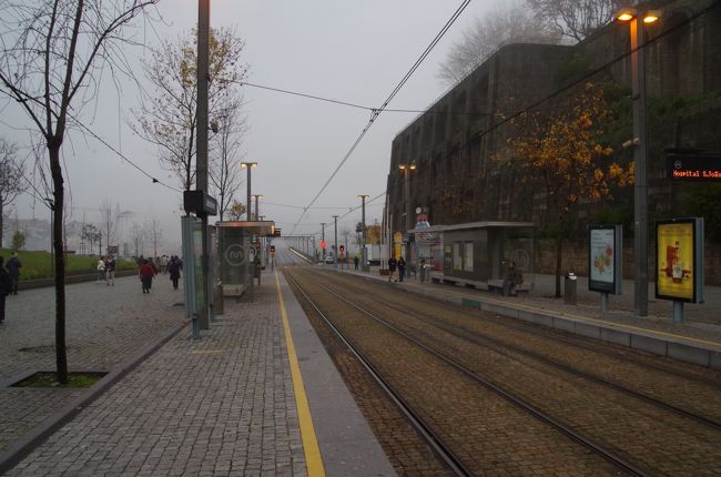 ポルトの観光名所でもあり、交通の大動脈でもあるドンルイス一世橋のたもとにﾊﾞｽは到着。<br />ここでしばらくフォトタイムです。<br /><br />旧市街へ渡る位置です。トラムが頻繁に行きかいますので要注意です。写真奥の方向が旧市街がわとなります。5年ほど前に・スペイン・ポルトガル旅行のときにもﾎﾟﾙﾄは訪れたのですが、この位置には来なかったので新鮮でした。