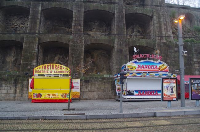 このキオスクの向こう側の崖上にはセッラ・ド・ピラール修道院がそびえています。