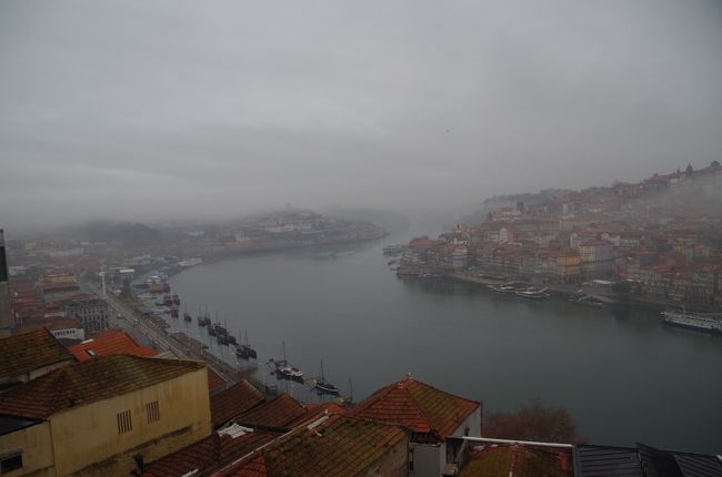 橋の歩道を少し歩き橋の上からドウロ川をはさんだ向こう側の旧市街の下流方向を眺めます。