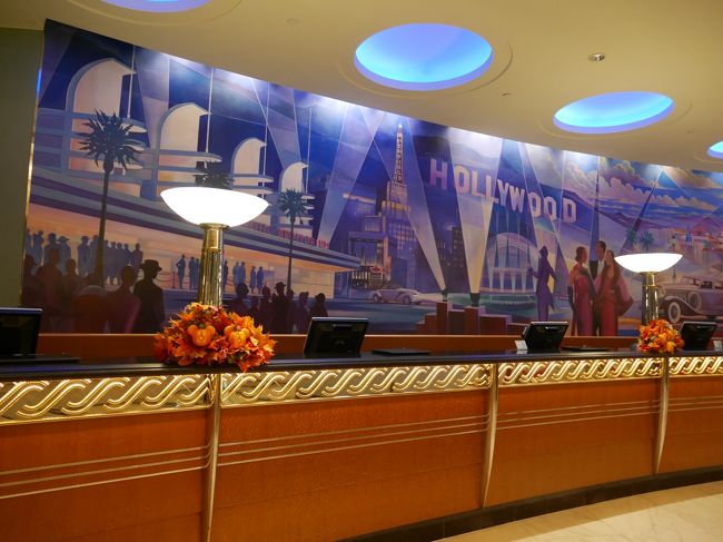 フロントには人がおらず、中から出てきました。<br /><br />今回の予約は公式サイトで、デラックスルーム2泊です。<br />プレミアルームにアップすればすぐにチェックインできるとのことで即決しました。<br />2泊分の200HKDで早朝から入れるのなら全然いいです♪<br />事前に問い合わせた際には、前日から1泊取ることをお勧めとあったので。