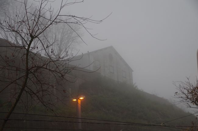 これが霧に煙る修道院の一部です。