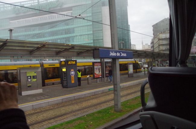 ドンルイス一世橋を渡ると大きな駅がありました。