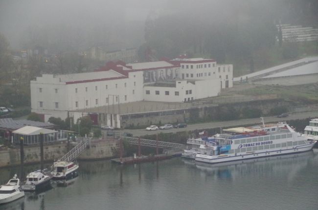 ドロウ川の河岸には観光用の川クルーズ船が停泊しています。<br />この天気では客の入りは期待できないですね。