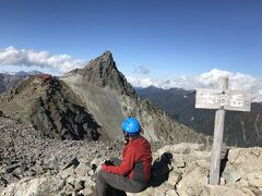 １４時３１分、大喰岳山頂(3101ｍ)。
この方が座っていなければ気付かなかった可能性大です。

ポップな字体の山頂標識がラブリー♪