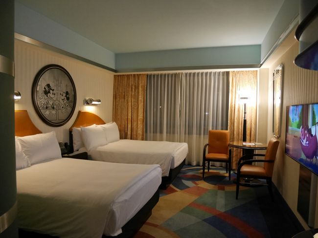 お部屋の中へ。<br /><br />自動でTVがつくので大きな音でびっくりします。<br /><br />このせいか分かりませんが、この日の夜23時頃、お隣さんのTVの音がダイレクトに聞こえてきてかなりうるさかったです…<br />壁に近づくとかなり聞こえます。。