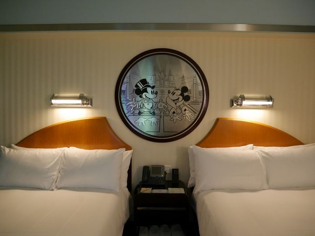 ベッドの真ん中にはミキミニの飾り<br /><br />前回泊まったシービューとは違う絵でした。