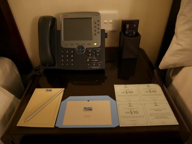 ベッドサイドテーブル<br /><br />テレビのリモコンやメモ帳が置かれています。<br /><br />ホテルのショップで使える商品クーポンとプレゼント券が置いてありました。<br />しかし、MA（マジックアクセス）の割引とは併用不可でした。<br />プレゼント券はツムツムのポストイットでした。