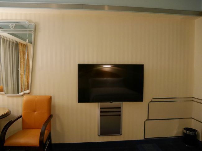 テレビ台がなくなっており、壁掛けテレビに変わっていました。<br />棚があったのが便利でもありましたが、この前に大きなスーツケースを2つ広げることができたのがよかったです♪