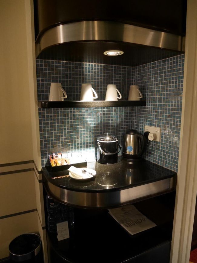 お茶セット<br /><br />暗いですが下の段には無料のお水が置いてあります。<br />ランドリーサービスもありました。