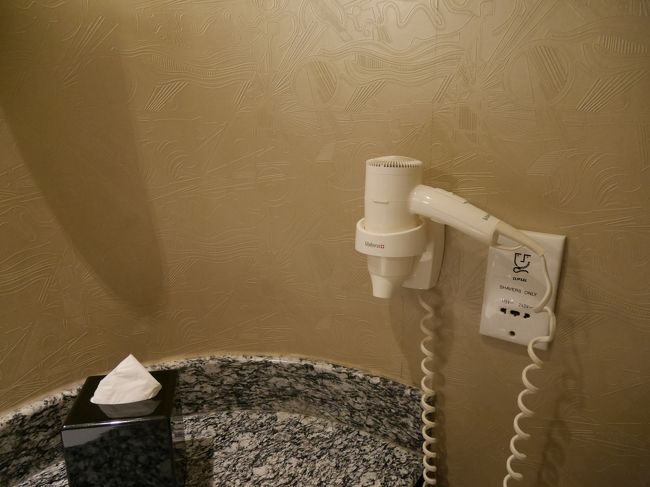 ドライヤーは押しながら使うタイプ<br />もう少し風力強くして欲しいなと思いました。ずっと押しているのが疲れる(*_*)