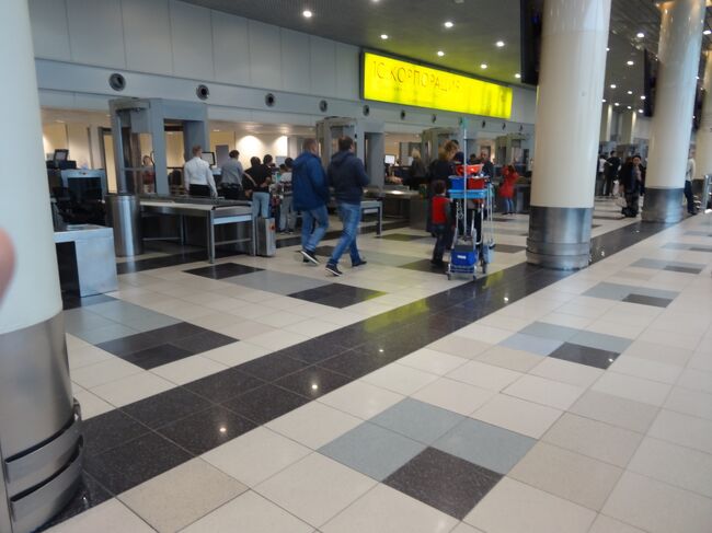 15:55　搭乗者セキュリティチェック。ここでもロシア人に割り込まれる。今回中国人に割り込まれることは全く無かった。バーガーキングでビール、免税店でいつものチョコレートを購入。ルーブル現金残り処分完了<br />