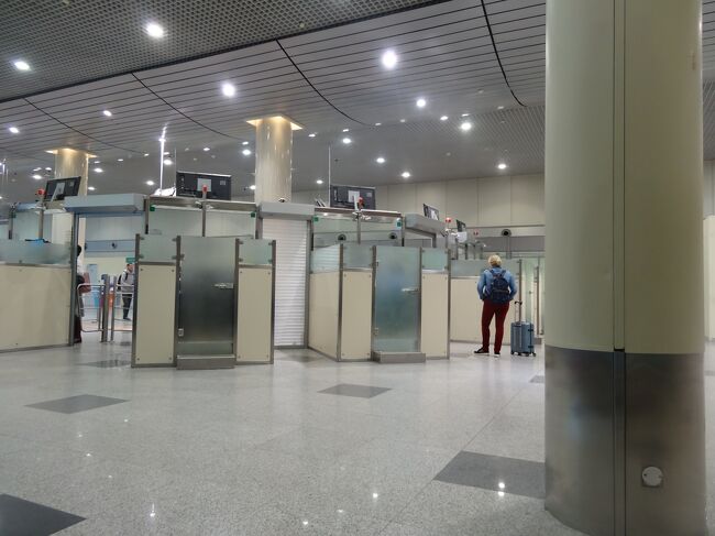 16:05　出国審査2分で終了<br />何しに行くのですか？<br />え？<br />ツーリスト？<br />はい<br />帰国する日本人にその質問はおかしいが答えもおかしい<br />新潟上空辺りに台風がまた来ていたようで状況により関西空港に行くと放送があった。3回ほどふわっふわっとしながら無事成田着陸。機内からは拍手が。機長の腕前に感動