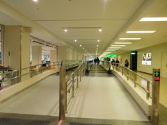 ８：１０

本日も伊丹空港から出発します☆

ゲートは１９と保安検査場からかなり離れた奥の方でした（こんなに遠いの初めてかも！）。

新しくムービングウォークが設置されていました。