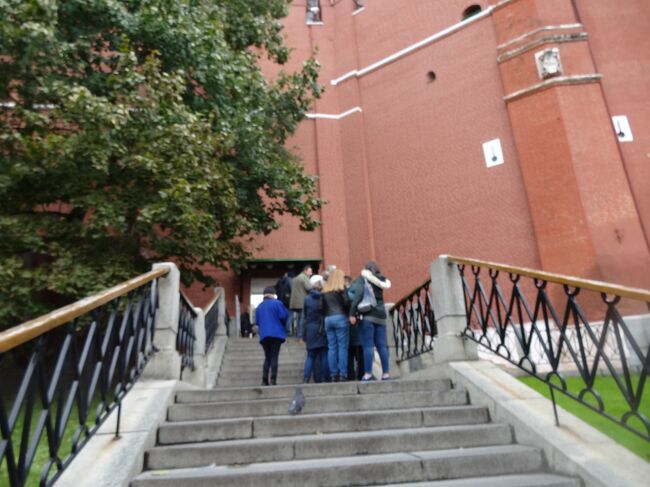 10:41武器庫扉、10:44クローク預け終了、見学開始<br />12:08　ボロヴィツカヤ塔から出てきました。武器庫にクレムリンのイースターエッグがあり人だかりが出来ていました。空いた瞬間狙って見てたら日本人ツアーが来て説明始めたので聞き耳立てました。重い金属のブックカバーが多かった。財宝だらけで「ウラジーミルの生神女」があって喜んだけど複製でした（これもトレチャコフ）。展示品が多く見ごたえがあるので人気なのも納得です。