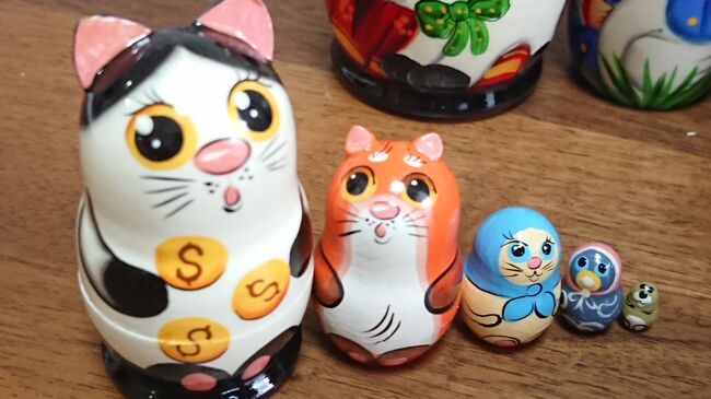 招き猫　860P<br />最初に思いついたのがアルバート通のTeremokです。不正使用の直前に使ったのがここだし支払いのためにカード操作をしていた私の横にロシア人男が立っていて店員とずっと話をしていたのです。でも暗証番号見えたとしてカード番号はどうやって？