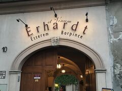 夕食レストランの［Erhardt］