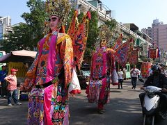 三鳳中街から徒歩3分の「三鳳宮」の前を、神輿や妙な大男が通って行きます。
秋祭りかな～