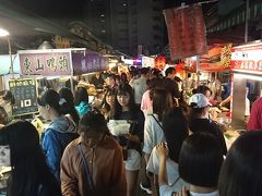 やっぱり台湾の人は親切だねーと娘と話しながら、MRT巨蛋駅で降りて瑞豊夜市へ。土曜日の19時とあって、通路がぎゅうぎゅうなほどの込み具合。
っていうか、通路狭すぎ！
おいしそうなお店があっても、立ち止まることもできない。
