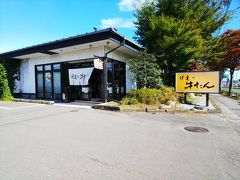 正午前に、仙台に到着。お昼ご飯はこちら「伊達の牛タン本舗　東インター店」にしました。お店自体は東京駅にもありますが、せっかく仙台を通過するので。こちらの店舗は高速インター降りてすぐそば、駐車場あり、という条件を満たす点がGood。

店舗内は広いですね。団体旅行の受け入れもしているようで、弁当とおひつ、お茶がセットされているテーブルが多数ありました。

いただいたのは極厚芯たん定食。ほくほくでおいしかったです。ただこちら、テールスープと麦飯はセットですが、とろろは別なのですね。当然セットに含まれていると思い込んでいたので、そこがちょっとオーダーミスでした。