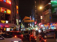 ニャーハンゴンから、サイゴンで一番の繁華街「ブイヴィエン通り」に移動

通りの上に大きなノンラーが飾られているのが、ブイヴィエン通りの東側の入り口
