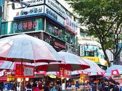 HOTEL前の大通りを渡るとすぐに、BIFF広場 (釜山国際映画祭広場)が始まる。
衣料品・ぬいぐるみ・アクセサリーなどを売る露店をはじめ、軽食屋台が多く出店していて人だらけ。