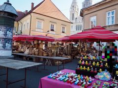 果物以外にもかごやおもちゃなど、雑貨もたくさん売っていました！



この奥にあるスーベニアショップでポプリとクロアチアモチーフの飾りものをまとめ買い。