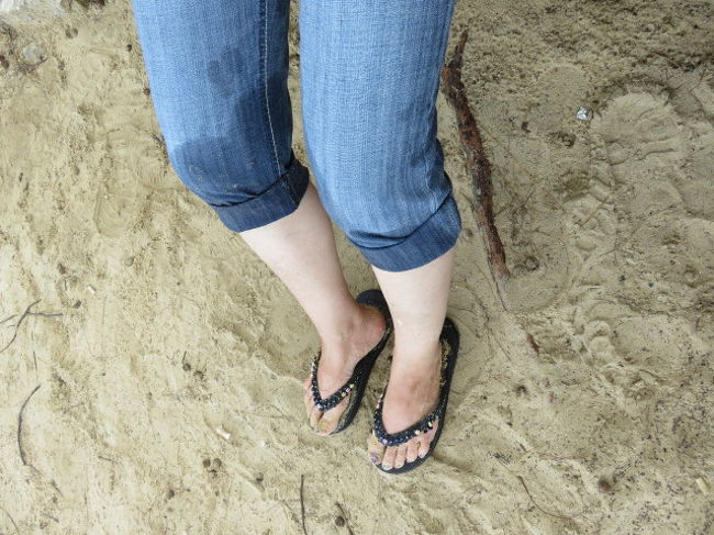 母濡れる<br /><br />ちょっと近づいて私を撮っていたら、大波がきて濡れたそうです。<br />そんなに波打ち際にはいなかったのに。<br />カロンの海は激しいです。<br />ここまで激しい海に入ったのは初めてです。<br /><br />