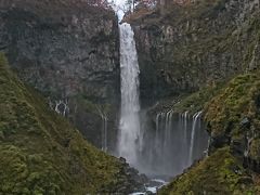 せっかく来たのでエレベーターで下まで降りてみました。

下から見上げる華厳の滝は豪快です！