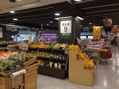 火鍋までにまだ少し時間があったので
ホテルの裏手にあるスーパー
JASONS MARKET PLACEへ

ユニクロの横の階段を下ります

