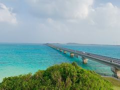 池間大橋を渡ってすぐ右にある海美来というお店の上にある展望台から、池間大橋が一望できました。
