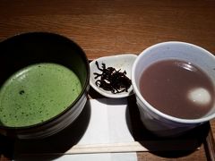 　ぶらぶらしてお茶。辻利茶舗。少し涼しくなってきたので、抹茶とぜんざいのセット550円。最後に沈んでいる、大きな栗の甘露煮を頂くのが私流。好きなものは最初に？最後に？おこちゃまです。