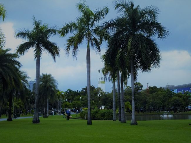 芝生のきれいな公園です。<br />大きな池がありデートや家族連れの人たちが週末のひとときを楽しんでいました。