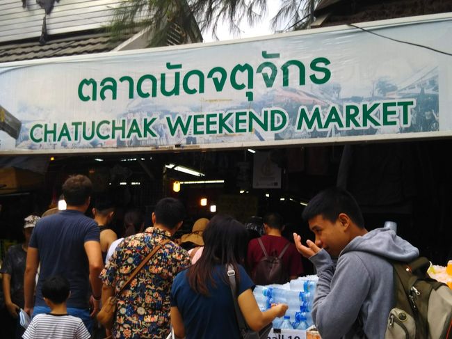 そしてウィークエンドマーケットはおおにぎわい。<br />大阪人の私が見れば年末の黒門市場状態。