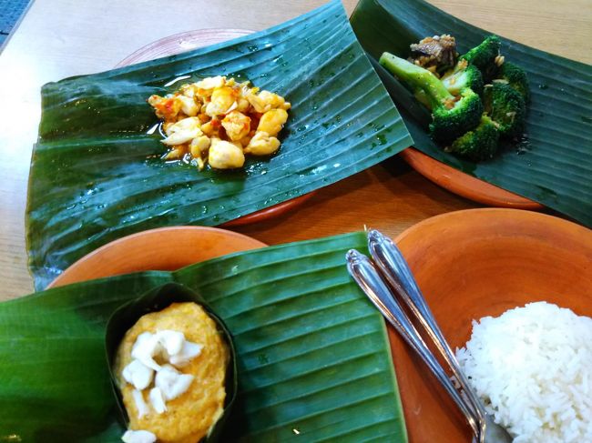 蟹身の炒め物、ブロッコリの和え物、ホーモックという魚のすり身蒸しを注文して席に座って待っていると運ばれてきました。ライスもついて。<br />素焼きのお皿にバナナの葉。その上の料理はどれも美味しくて完食。<br />全部で400バーツでした。