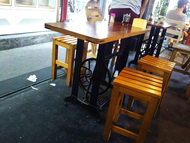 テーブルの足元を見ると…ミシン？<br /><br />女性オーナーはじめスタッフも感じよく暖かい気持ちになれるお店でした。