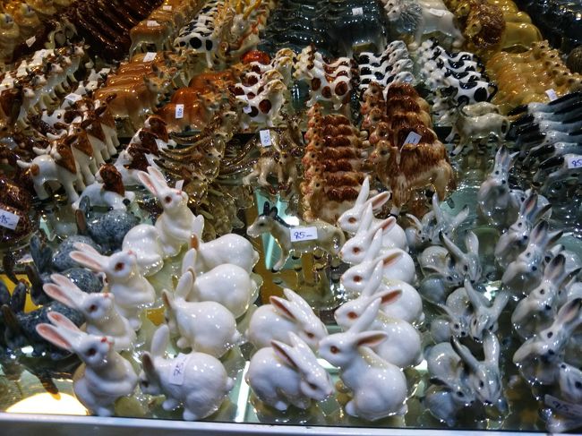 小さな陶製の動物たち。