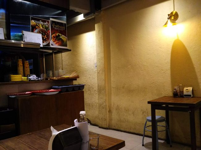 店内はカフェのような作りでお一人のお客様がほとんどでした。