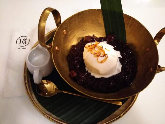 そして別腹のデザート。<br />隣にある「Onedee Cafe」でお店の人のおススメを注文しました。<br />小鍋に入って出てきたものは結構なボリュームです！<br />赤米を炊いたものの上にココナッツ・アイスがのっていて別添えのココナツミルクをかけていただきます。美味しいですが…食後にデザートととして選択ミス？？？<br />119バーツ。<br />