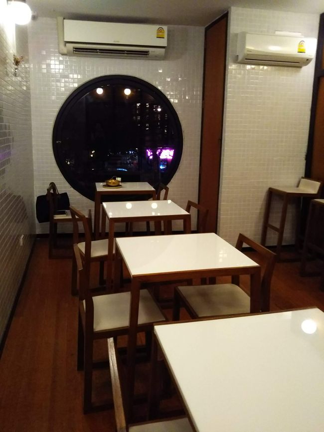 ２階は貸し切り状態でしたが、後から２人いらっしゃいました。<br />２人とも私と同じものを食べてる。<br />どうやら、このデザートは絶賛おススメ中のようでした。<br /><br />ホステルに戻ってシャワー、ビールと今日もルーチンを守って休みます。