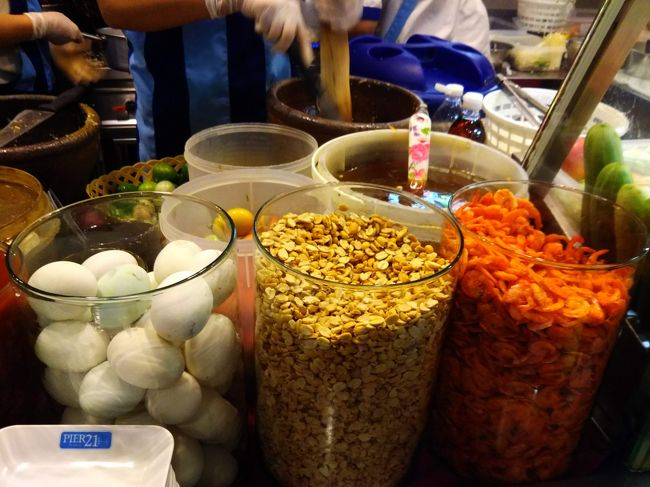 ソムタムは注文ごとにトントンと作ってくれます。