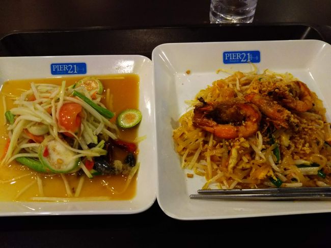 大好きなソムタム（32バーツ）とパッタイ（52バーツ）。<br />美味しくて安くて清潔でフードコートはひとりごはんの強い味方ですね。