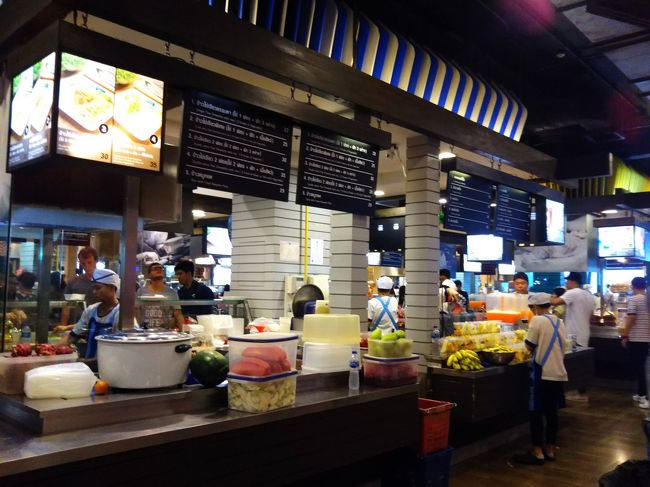 ここは人気のフードコートですね。<br />日曜日の11時30分頃はほぼ満席でした。<br />クーポンカードに200バーツ分をチャージ。<br />ぐるぐる回って悩みます。