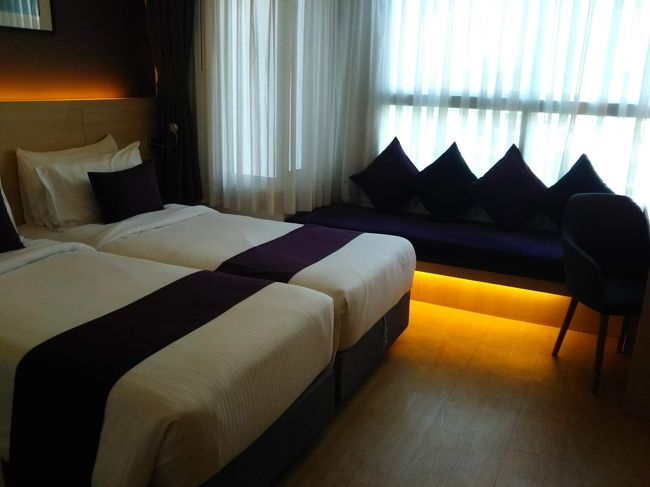荷物を預けていたホテルに戻りチェックインします。<br />Arize Hotel Sukhumvit Hotel.<br />友人の娘が住むアパートメントの向かいにあるので選んだホテルです。