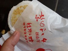 1個120円。焼きたて熱々で美味しいです。駅に着くまでにペロリ。