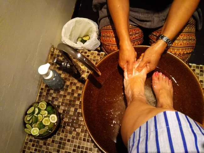 マッサージの前に、こぶミカンを使って足を丁寧に洗ってくれます。