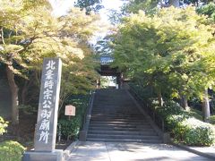 円覚寺を左手に見て、線路沿いを南下。
明月院の脇から転園方面へ入る方法もありますが、本日は建長寺を目指します。

円覚寺の門前の紅葉もちょっと、チリチリしていますかねえ。